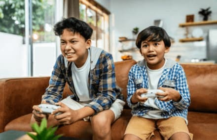 Siblings playing online video games using Vox Balwin’s fast fibre connection in South Africa