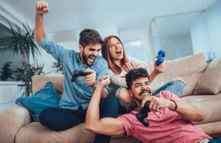 Friends playing online games together with Vox Octotel’s high-speed fibre internet