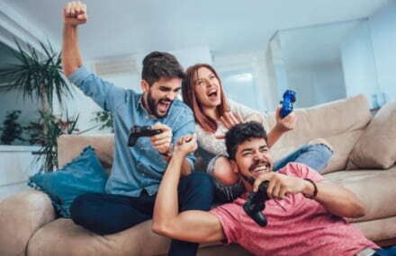 Friends playing online games together with Vox Octotel’s high-speed fibre internet